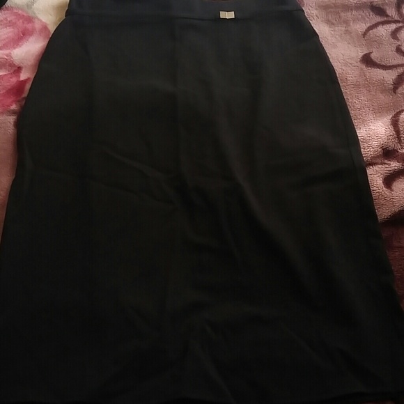 Black skirt - Picture 1 of 2